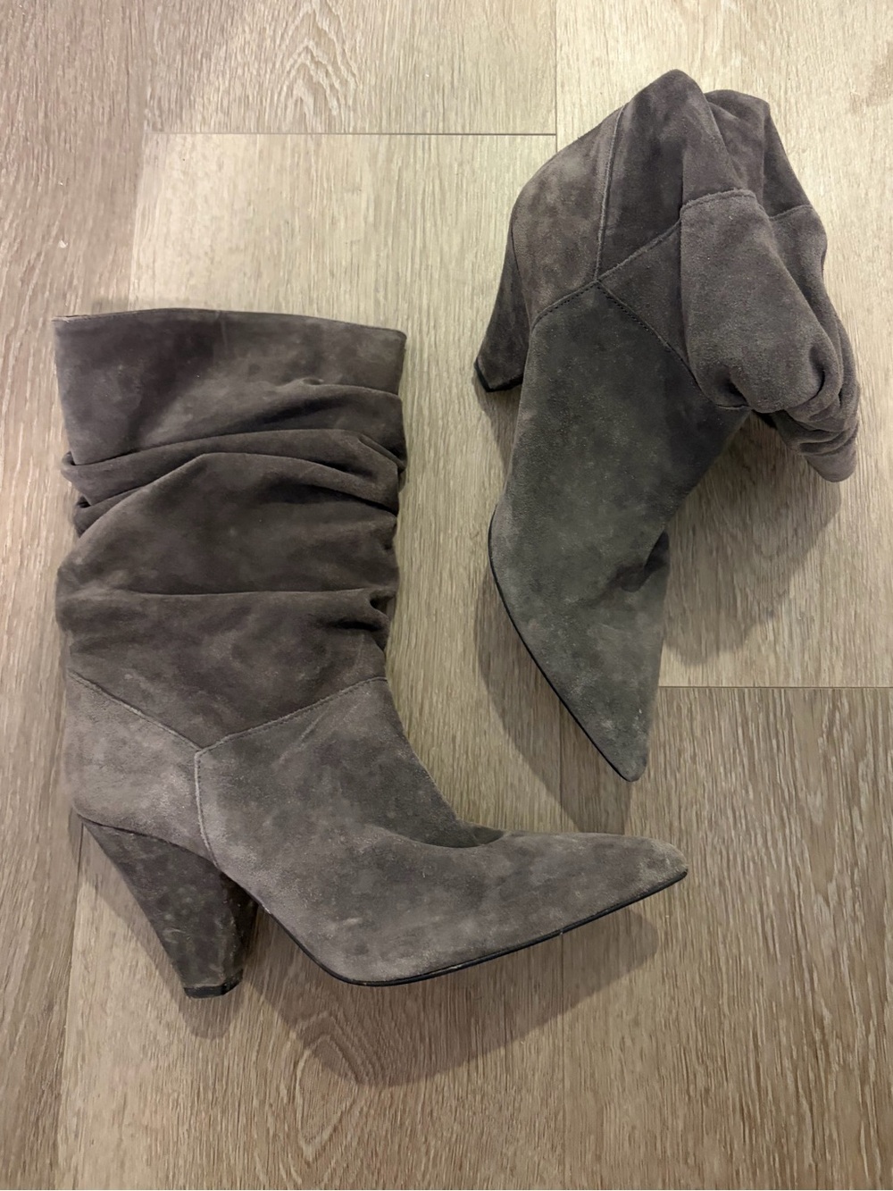 L’intervalle genuine Gray Suede Slouchy Pointed-Toe Boot